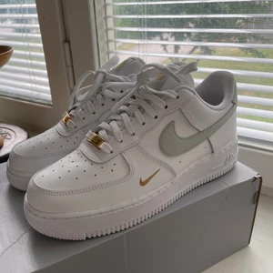 Nike Air Force 1 07’ essential - Jättesnygga Nike air force 1 07’ essential, damskor i storlek 38,5. Helt nya, aldrig använda. Jag säljer tyvärr dessa snygga skor på grund av att de är för små för mig. De är slutsålda överallt. Betalning sker via Swish. 