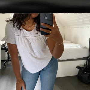 kortärmad tröja - En söt liten kortärmad träja med detaljer på armarna och bröstet. Väldigt luftig och skön nu på sommaren. Säljer på grund av att jag inte får plats i garderoben längre…