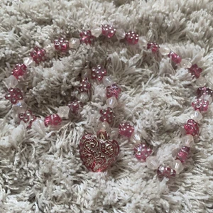 Super sött y2k halsband - Unikt halsband! Från 2000-tal. Stretchigt band! Ända är att tråd har gått upp lite men det är bara att klippa bort isåfall.  Köparen står för frakt! 💕💕