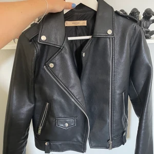 Skinnjacka - Skinnjacka från Mango i storlek S, väl använd därav priset! Tyvärr är den lite liten på mig just nu därav sälj!  