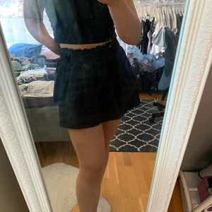 Svart kjol - Söt kort svart kjol från GinaTricot. Den är i bra skick men säljer pga för liten. Pris går att diskutera 🤙🏻🤙🏻