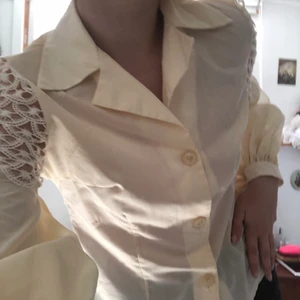 Pop boutique blus - Vintage blus från pop boutique som ej kommit till användning, fin gammalvit färg <3
