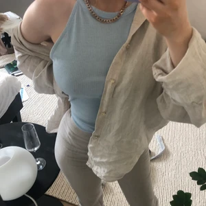 Beiga kostymbyxor - Säljer dessa superfina weekday-kostymbyxor då dom tyvärr blivit för små! De är i använt skick så därav det billiga priset!💖💖