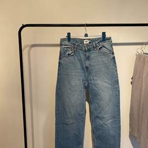 Jeans från lager 157 i modellen ”lane” i storlek M. Endast provade ett fåtal gånger men säljer pga att dem är alldeles för korta. 