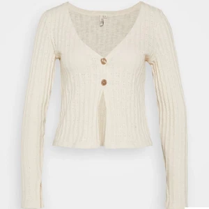 kofta ifrån nelly  - knappt använd kofta ifrån nelly, i en creme färg