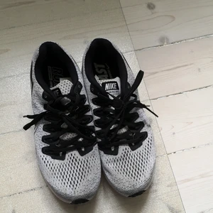 Nike zoom - Sköna Nike träningsskor, knappt använda. 