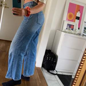 jeans i bra skick från H&M, storlek ca 40 💗 köparen står för frakten 🚛💗