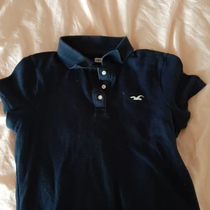  Holloster piké tröja  - En piké tröja från golvlister i storlek S. Marin blå färg och väldigt skön och stretshig.