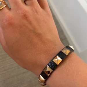 Armband - Jätte fint läder armband med guldiga nitar. Fått i present vet inte vart den är ifårn. Frakt ingår ej i priset💜💜🦋