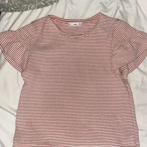 Ribbad blus, Mango - Jättefin ljusröd/vit randig blus jag köpte på mango för ett par år sedan. Jättesomrig och fin, perfekt nu till sensommaren! Fortfarande fint skick, inga fläckar eller något så den är så gott som ny! 