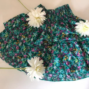 H&m  - En fin kjol lite använd men inte mycket. Ganska kort alltså inte högmidjad om man inte vill att den ska vara kort. Hör av dig om du är instresserad💕🦋