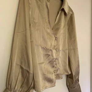 I’m so golden ⚜️ - Jättefin guldig skjorta från nakd, högre sida är längre nertill än vad vänster sida är! 🥂 köparen står för frakten. 