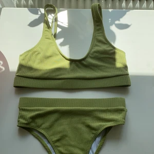 Somrig grön bikini  - Superfin bikini i härlig grön färg! Toppen är i storlek M och botten i XS och skulle säga att de är ganska sanna i storlek men passar även en S. Endast testad, skickar självklart nytvättad. 🥰