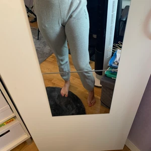 Bula gråa mjukisbyxor - Gråa mjukisbyxor från herravdelningen🌸 De har djupa fickor och dragsko runt midjan🍋. Köparen står för frakten💕