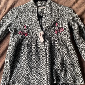 Kofta!  - En kofta jag inte längre använder längre, storlek 158/164, jätte skön och fint mattetal, passar perfekt nu på sena sommarkvällar ✨ köparen betalar frakten 