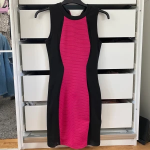 Klänning från h&m - Fin klänning från h&m men kommer tyvärr ej till användning då den är för liten. Liten fläck där fram som syns på första bilden, men det går bort i tvätten! Pris + 62kr frakt 🦋