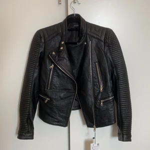 Zara skinnjacka  - Skinnjacka från Zara, aldrig använt har bara hängt i gardebroben storlek S. 
