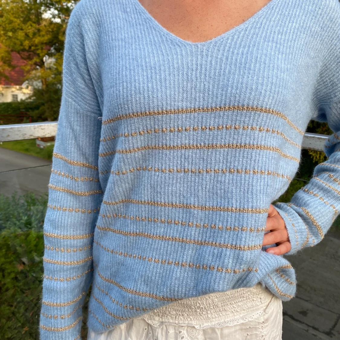 Stickad tröja i ljusblå - 91