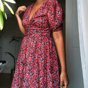 Blommig klänning - Endast testad, frakt på 66 kr