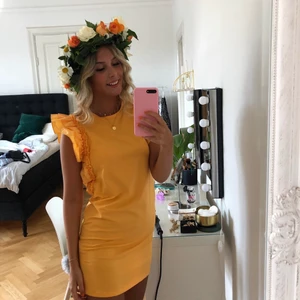 Gul klänning - Endast använd 1 gång, frakt kostar 66