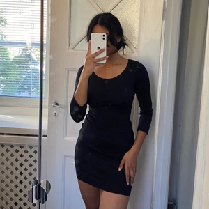 Tight svart klänning med 3/4 armar  - Aldrig använd 