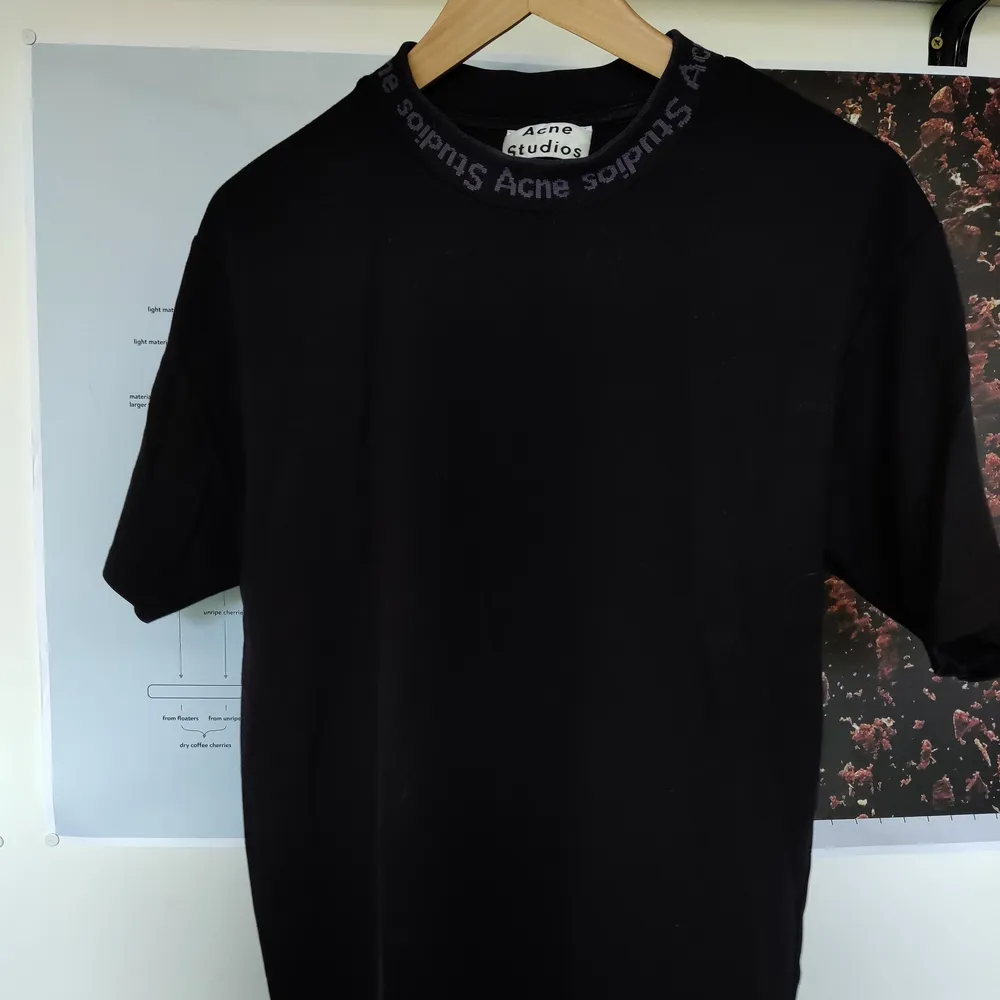 Fin svart acne-t-shirt med logga i kragen. Navid PAW17. T-shirts.
