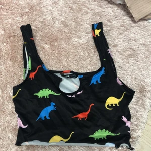 shein topp - Säljer det här toppen för att den är förstor för mig,är endast provat 1-2 gånger.Är i storlek xs men skulle säga att den passar s också.köpte den för 39kr och säljer för 30. köparen står för frakt 🚚 ❗️inga returer❗️vid frågor kontakta mig gärna  privat🤠