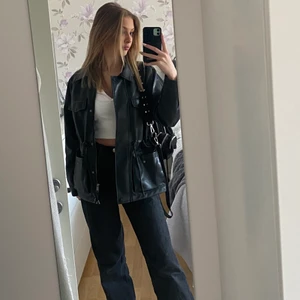 Jeans  - Zara jeans säljs inte längre säljer då jag föredrar smalare jeans för referens är jag S och 173 cm