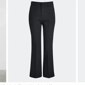 Bikbok byxor  - Säljer dem populära Vilma byxorna. Verkligen superfina men inget för mig. Köpte dessa för drygt ett år sedan då jag var iväg å hade glömt mina kostymbyxor hemma....använt dessa en gång för det va de enda jag kunde hitta sen har dem bara legat i garderoben helt orörda. 