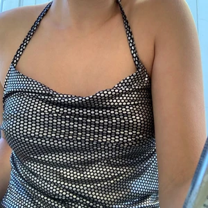 Halterneck topp - Halterneck topp som också går att använda som en tubtopp, använd endast få ggr!