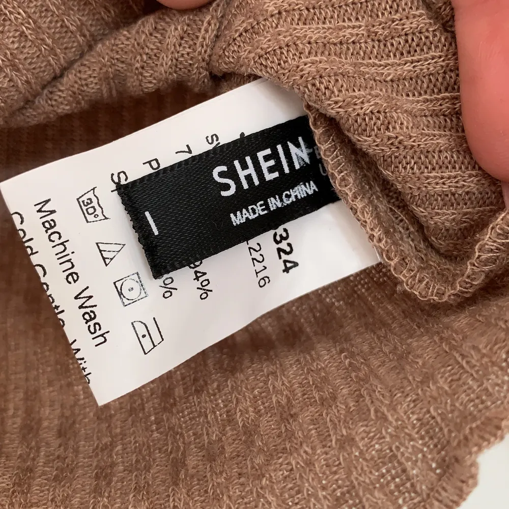 Säljer en fin off shoulder tröja ifrån shein som är helt oanvänd och enbart bara testad, tröjan är förliten för mig och därav säljer jag den. Den är i storlek s men sitter som en xs skulle jag säga . Toppar.