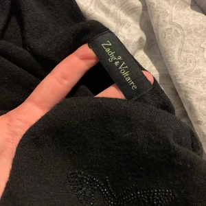 Zadig & Voltaire  - Kashmir tröja från Zadig i storlek S men passar också XS. Knappt använd då den blivit för liten för mig. Fjärils detaljen sitter på armen. Köparen står för frakten!!🦋