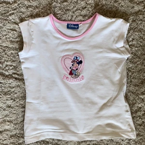 vintage y2k mimmi pigg baby-tee - Otrolig baby-tee med mimmi pigg broderi. Barnstorlek (110) Men passar mig som S eller mindre. Säljer då jag inte använder den längre. Knappt använd bra skick! Köparen står för frakt. (frakt pris kan diskuteras). 💕💕😊