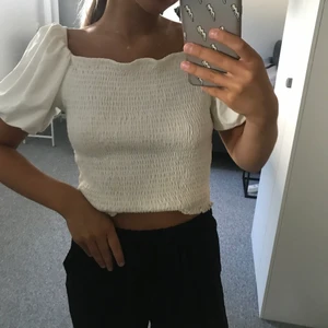 Topp från ginatricot - Jättefin och gullig topp från ginatricot använd fåtal gånger, passar både S och M