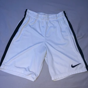Nike tränings shorts strl S - Shortsen är i väldigt bra skick plagget har använts men inte så mycket 