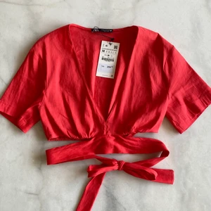Topp från Zara  - Topp från zara med knyt i ryggen i storlek M. Helt ny med lapparna kvar. Frakten är inräknad i priset🌸 