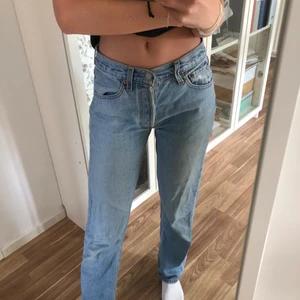 Levis 501 jeans - Assnygga levis 501 med hål under rumpan som en cool detalj. W: 23 L: 32. 