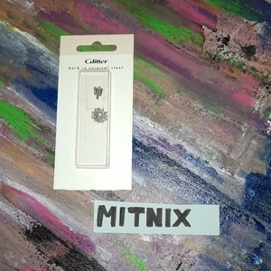 Navelpiercing - Säljer denna navelpiercing då den inte används. Den är faktiskt aldrig använd och ligger i orginalförpackning. Handlades på Glitter för ungefär 1 år sen. Har sedan dess legat orörd.   Info : Den är ca 2 cm lång. Har en stor sten, flera mindre och en pärla. Motivet ser ut som en sol / solros.  Är nickelfri!   ‼️Köpare står för frakt‼️ ‼️Tar ej ansvar om varan försvinner eller förstörs i posten‼️ ‼️Lagt bud / Köp ligger‼️ ⚠️frakten betalas av köpare och kan utformas efter önskemål⚠️ 