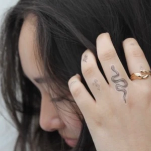 snake - temporär tatuering i olika storlekar. priserna varierar, 25-220kr beroende på storlek. 