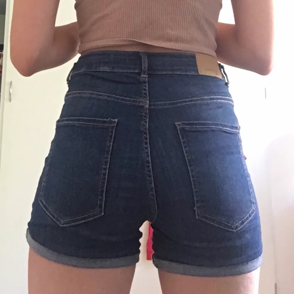 Mörkblå jeansshorts i tajt modell. Från Gina Tricot i storlek 36. Köparen står för frakt🥰. Shorts.