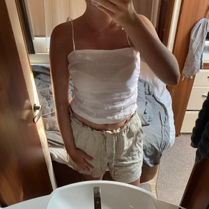 Linne  - Säljer ett helt sprillans nytt linne i storlek m! Jätte fint men tyvärr så har jag två av detta fina linne🤩🤩 säljer den för 110 + frakt och kostar 149kr som ny pris!