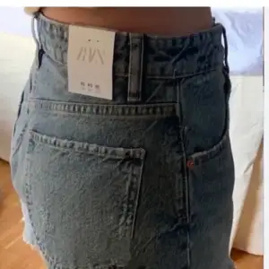 Säljer dessa jättefina jeans shorts från zara💕de är storlek 36 men passar nog både 34-38, säljer pga att de inte kommer t användning💕