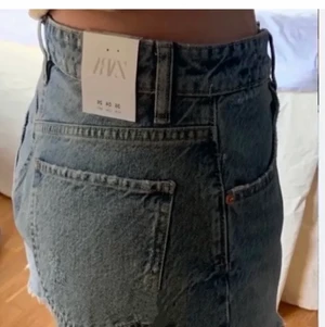 Jeans shorts  - Säljer dessa jättefina jeans shorts från zara💕de är storlek 36 men passar nog både 34-38, säljer pga att de inte kommer t användning💕