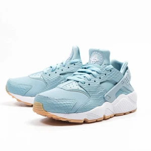 Nike sneakers  - Superfräscha nike sneakers i storlek 36 säljes i nyskick, knappt använda! Kan användas som sneakers eller som träningsskor. 