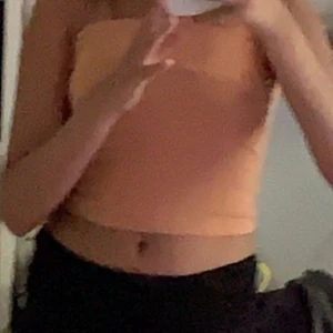 Orange scarlet singlet linne från Ginatricot storlek xs  - Jättefint linne från Ginatricot. Säljer detta linne pågrund av att linnet är lite för litet för mig. Originalpriset är 99kr men jag sänker det till 30kr eftersom det är begagnat och jag har använt det cirka 5 gånger.