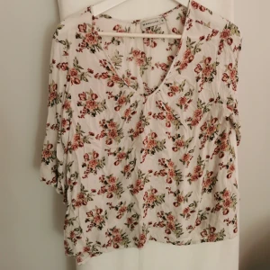 Blommig blus - Skön luftig blus från Lager157. Materialet är 100% viskos med ärmar ner till armbågarna och V-ringning. Sparsamt använd så den är som ny 👚