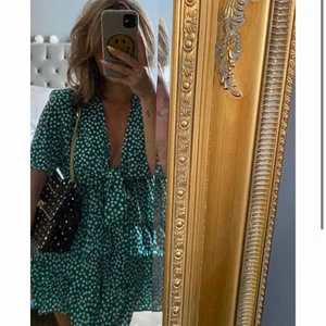 SUPER FIN KLÄNNING! - Verkligen super fin klänning från By Anastasia! Storlek S, passar XS-S🌸köpt denna sommar, säljer då jag har för många klänningar🌸Nypris 349 kr och SLUTSÅLD på hemsidan!!