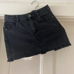 Zara jeanskjol 140cm - Jeanskjol från baranavdeöningen för baran i längden 140 cm passar även längre me smal midja 