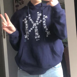 New era Hoodie - Hoodie från New era collab i en mörkblå färg ( ser mörkare ut på andra bilden ). Skön insida och i nyskick. 💕