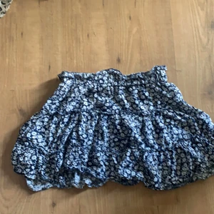 Fin ny kjol! Storlek xs - Fin kjol från shein! Jättebra kvalitet och är super fin! Jag är 165 och den blir lite kort på mig men om den var längre hade jag behållt den alla dagar i veckan 